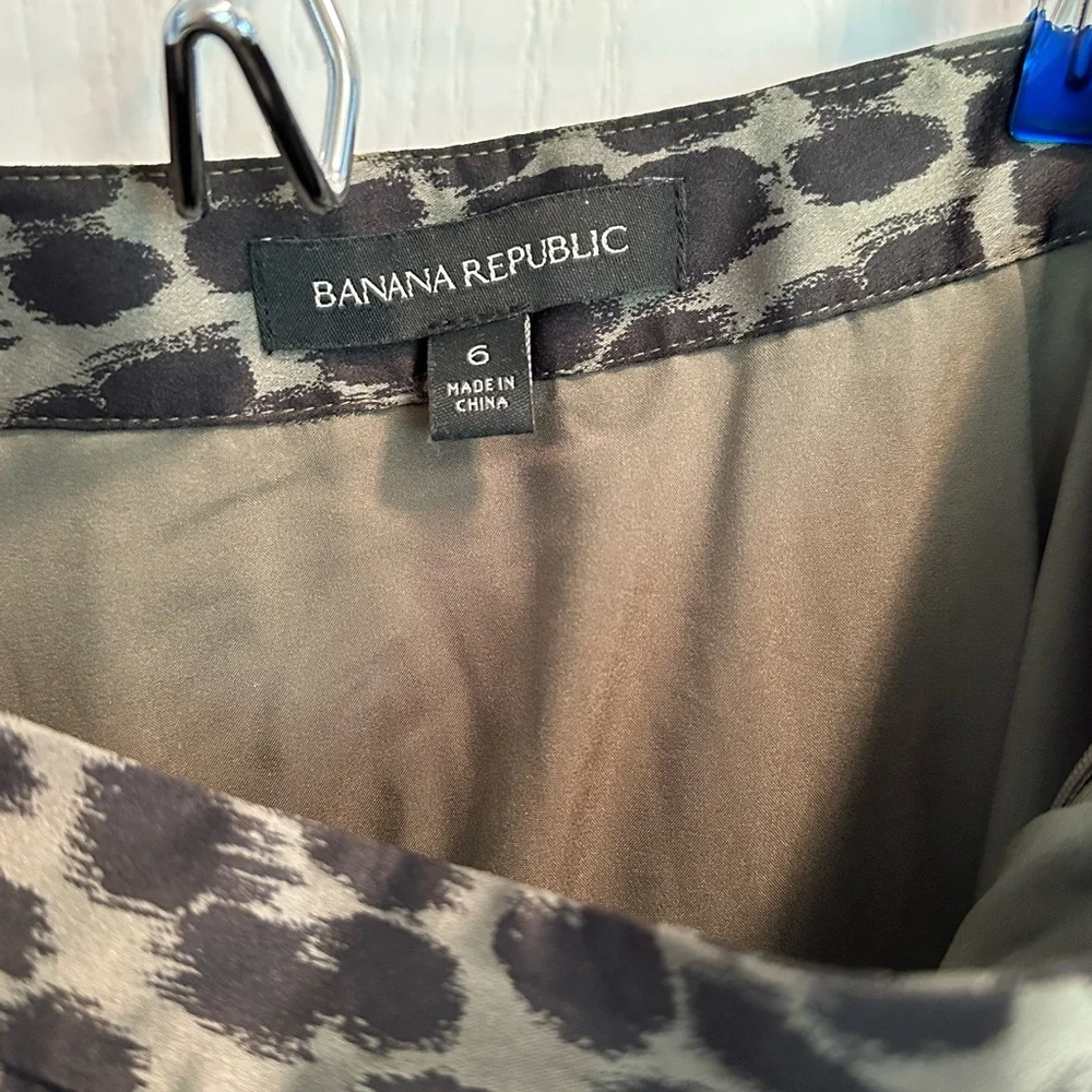 Banana Republic Dark green and black animal print knee length skirt size 6 - Picture 2 of 3